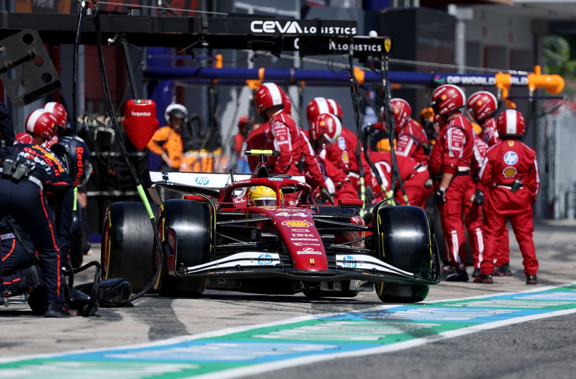Lewis Hamilton makes a pitstop during the F1 Grand Prix of Emilia-Romagna at Autodromo Internazionale Enzo e Dino Ferrari on May 18, 2025 - Source: Getty